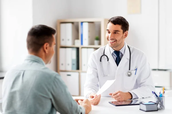 Dokter recept geven aan patiënt in ziekenhuis — Stockfoto