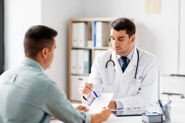 Doctor mostrando prescripción al paciente en el hospital — Foto de Stock