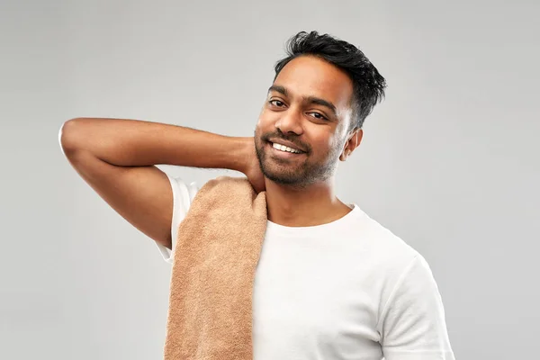 灰色の背景の上のタオルでインド人の笑顔 — ストック写真