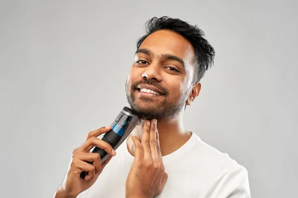 Uomo indiano sorridente barba da barba con trimmer — Foto Stock