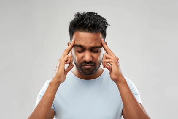 Mutsuz Hintli adam baş ağrısı acı — Stok fotoğraf