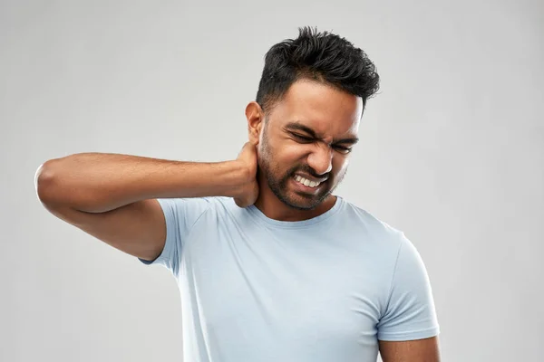Niezdrowe Indyjski człowiek cierpi na ból szyi — Zdjęcie stockowe