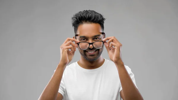 Glücklicher indischer Mann mit Brille oder Student — Stockfoto