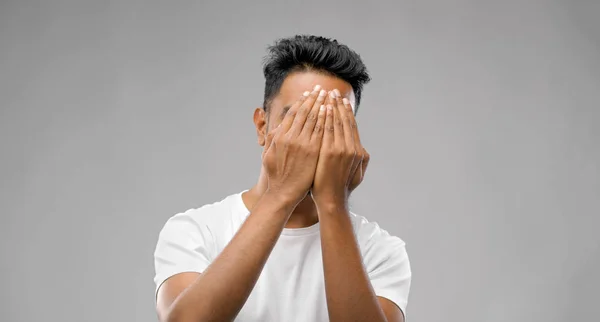 Homme effrayé couvrant son visage avec les mains — Photo