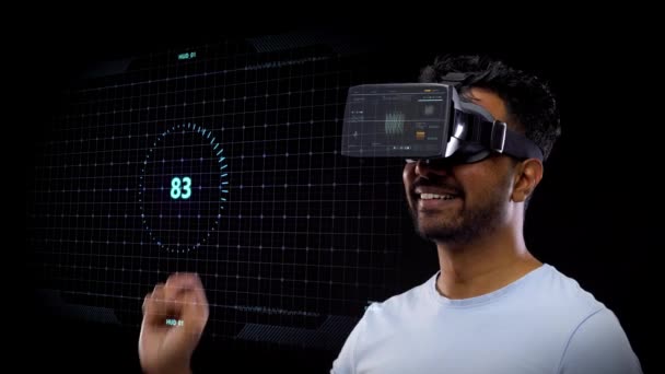 Man in vr headset with virtual screen projection — Stock Video