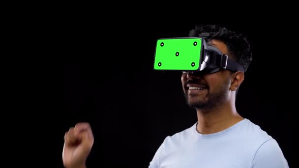 Hombre en gafas vr o auriculares de realidad virtual — Vídeo de stock