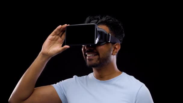 Hombre en gafas vr o auriculares de realidad virtual — Vídeo de stock