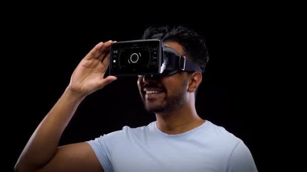 Man in vr headset met virtuele aarde projectie — Stockvideo