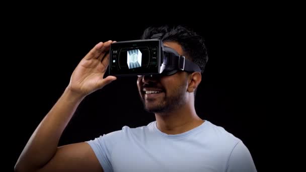 Mann in Virtual-Reality-Headset mit kubischem Hologramm — Stockvideo