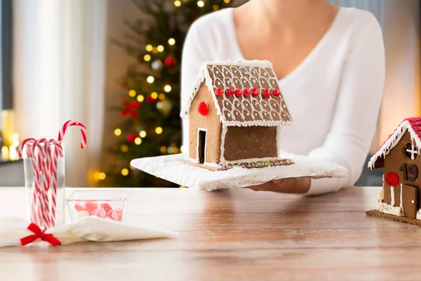 Kadının Noel kurabiye evi ile yakın çekim — Stok fotoğraf