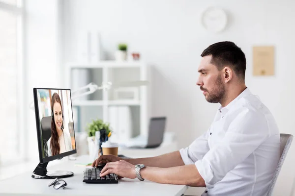 Podnikatel s video volání na pc v kanceláři — Stock fotografie