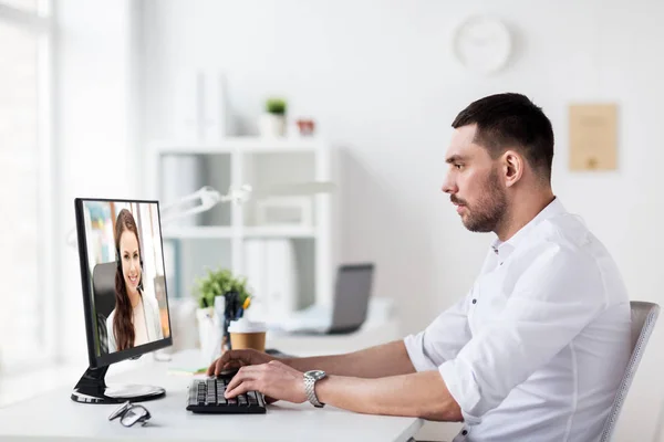 Görüntülü arama ofiste PC'de olan işadamı — Stok fotoğraf