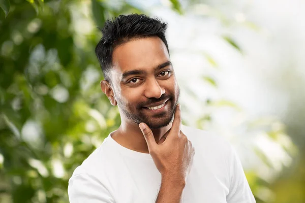 Lächelnder indischer Mann, der seinen Bart berührt — Stockfoto