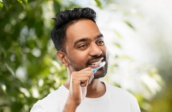Indischer Mann mit Zahnbürste beim Zähneputzen — Stockfoto