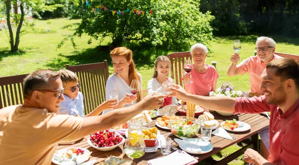 Rassemblement familial au jardin d'été et célébration — Photo