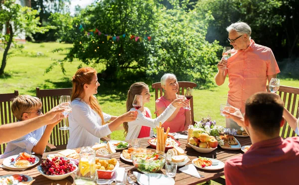 Rassemblement familial au jardin d'été et célébration — Photo