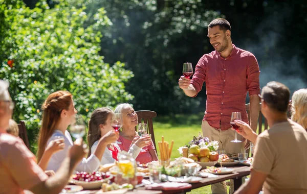 Mutlu bir aile yemek yiyor ya da bahçe partisi veriyor. — Stok fotoğraf