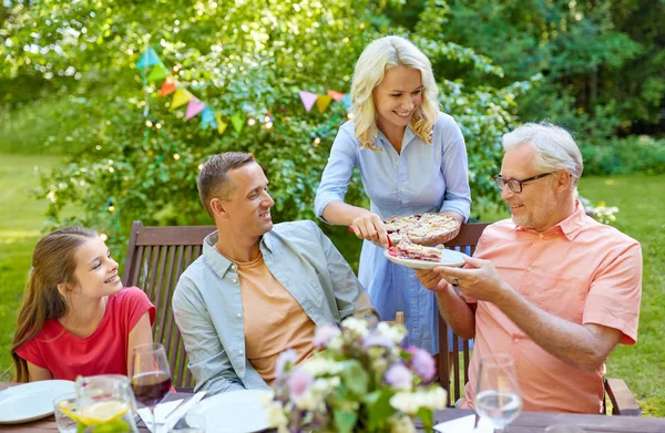 Glad familj som äter middag eller sommarträdgårdsfest — Stockfoto