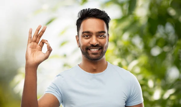 Felice uomo indiano in t-shirt mostrando ok segno della mano Foto Stock Royalty Free
