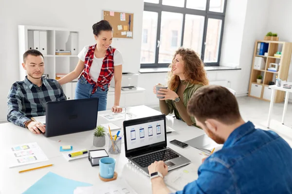 Equipo creativo que trabaja en la interfaz de usuario en la oficina —  Fotos de Stock