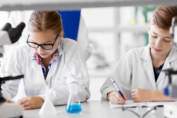 Kémia laboratórium iskolában tanuló gyerekek — Stock Fotó