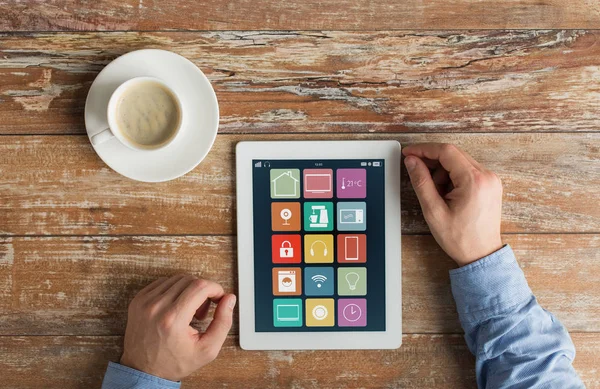 Händer med smarta hem ikoner på tablet PC — Stockfoto