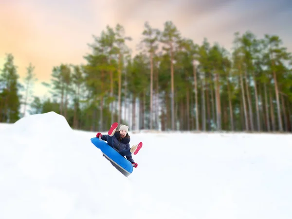 快乐的少女滑下山上的雪管 — 图库照片