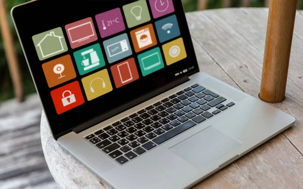 Närbild av laptop med smarta hem ikoner på skärmen — Stockfoto