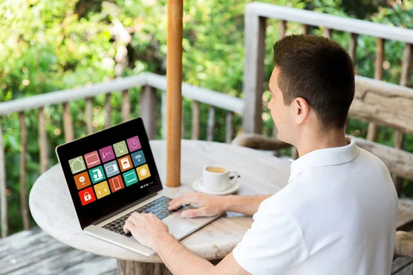Uomo con icone Smart Home sul computer portatile — Foto Stock