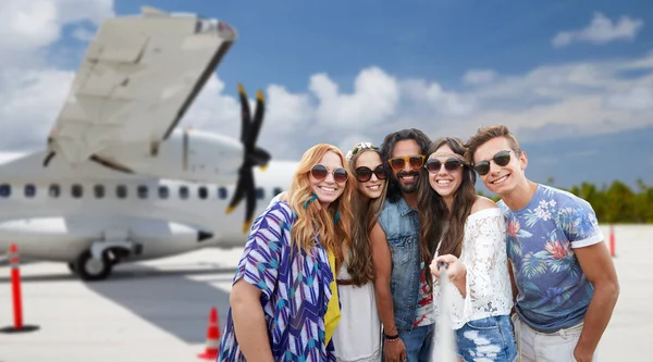 Freunde fotografieren per Selfie-Stick auf Flugplatz — Stockfoto