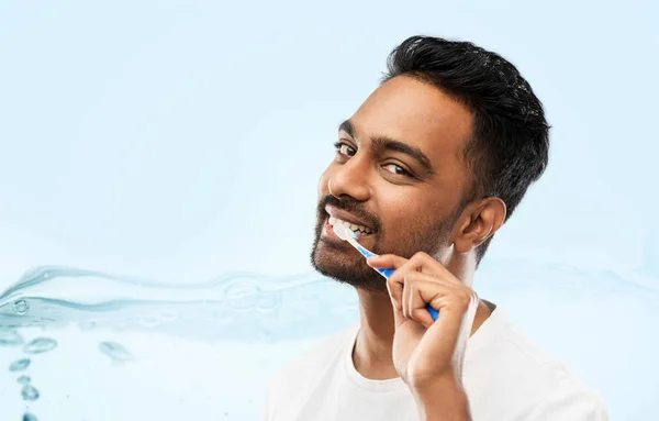 Indiana homem com escova de dentes de limpeza — Fotografia de Stock