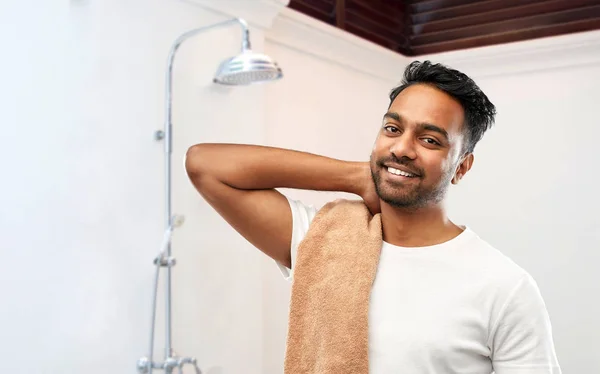 微笑的印度男人用浴巾洗澡 — 图库照片