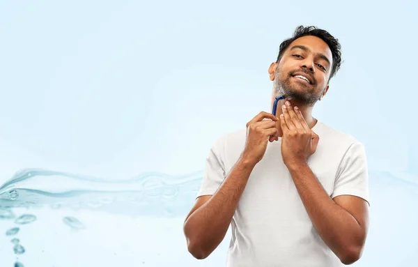 Barba de afeitar hombre indio con hoja de afeitar —  Fotos de Stock