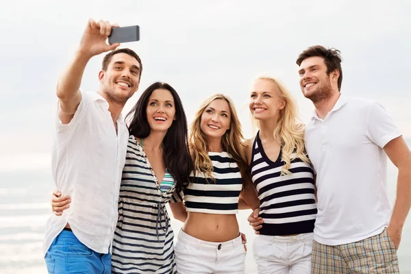 Ευτυχισμένοι φίλοι βγάζουν selfie στην καλοκαιρινή παραλία — Φωτογραφία Αρχείου