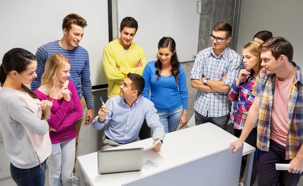 Studenti e docenti con documenti e laptop — Foto Stock