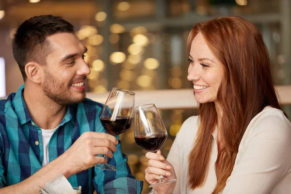 Gelukkige paar drinken van rode wijn op restaurant — Stockfoto