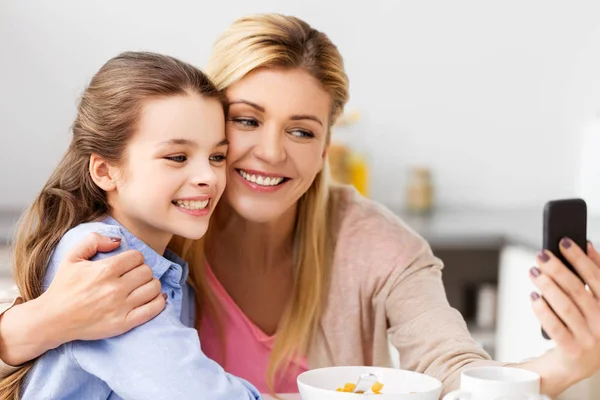 Familia tomando selfie por teléfono inteligente en el desayuno —  Fotos de Stock