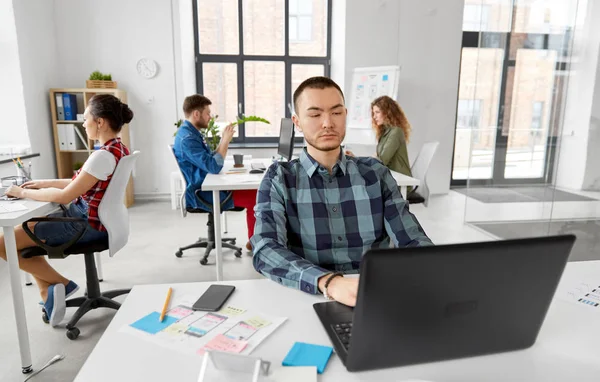 Kreatív ember az irodában dolgozik laptop — Stock Fotó