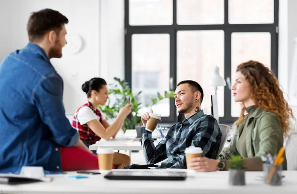 Kreativa team dricker kaffe på kontoret — Stockfoto