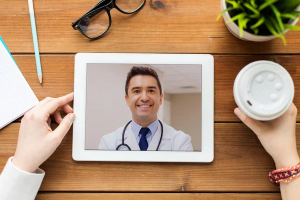 Ασθενή που έχει video-κλήση με τον γιατρό σε tablet pc Φωτογραφία Αρχείου