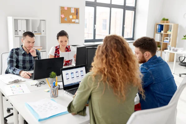 Equipo creativo que trabaja en la interfaz de usuario en la oficina —  Fotos de Stock