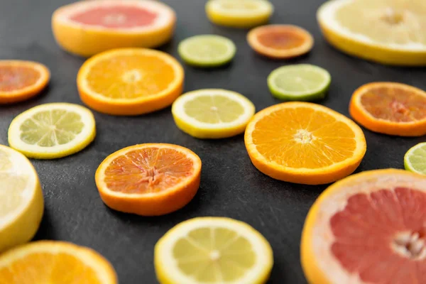 关闭不同柑橘类水果片 — 图库照片