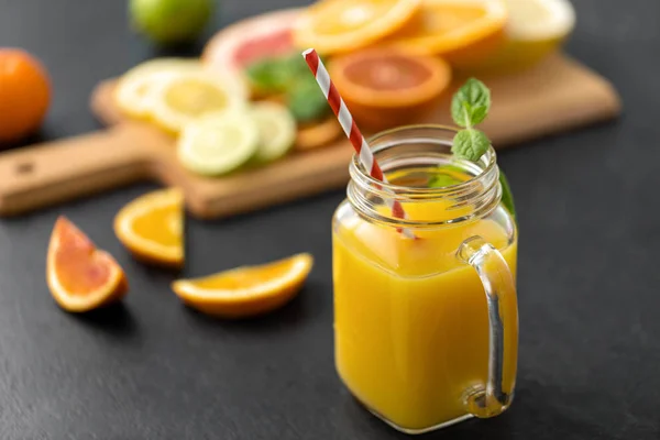 Einmachglas Glas Fruchtsaft auf Schieferplatte — Stockfoto