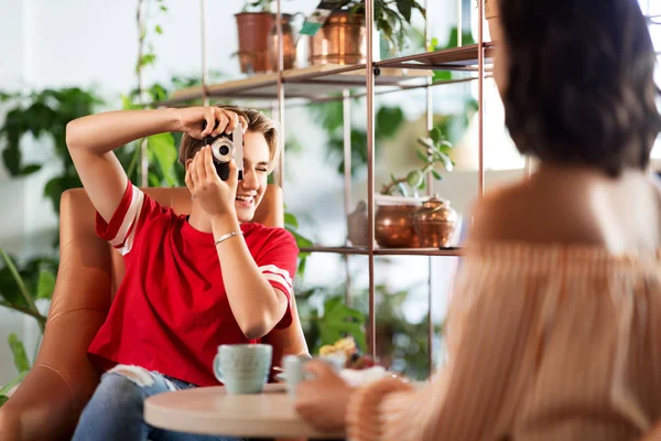 Femmes buvant du café et photographiant au café — Photo