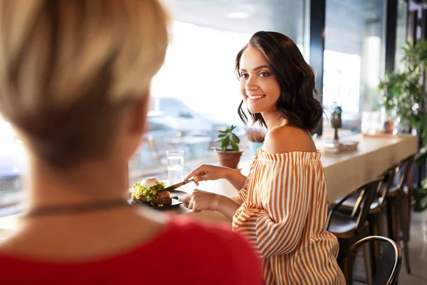 Conceito Comida Pessoas Amigos Sexo Feminino Comendo Restaurante Café — Fotografia de Stock