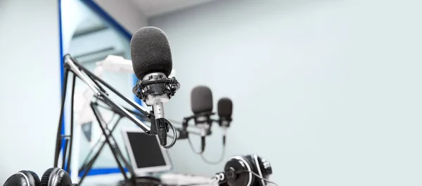 Микрофоны на студии звукозаписи или радиостанции — стоковое фото