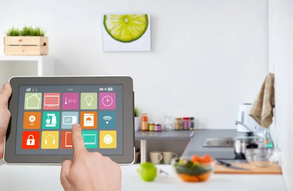 Mani con icone Smart Home sul computer tablet — Foto Stock