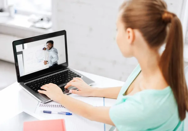 Student kijken webinar over laptop op kantoor aan huis — Stockfoto