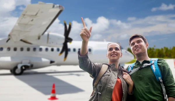 Coppia di turisti con zaini sopra aereo — Foto Stock