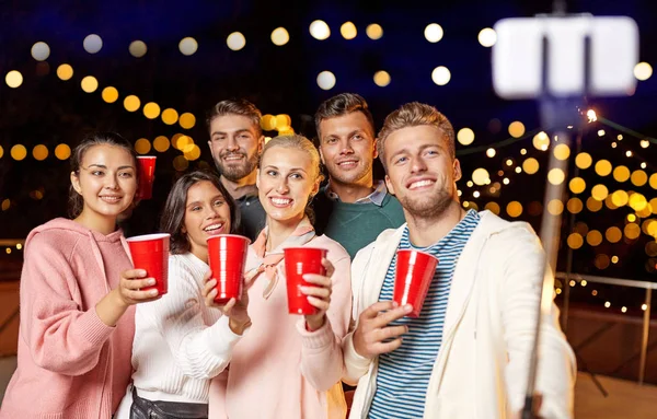 Amigos con bebidas tomando selfie en la fiesta en la azotea —  Fotos de Stock